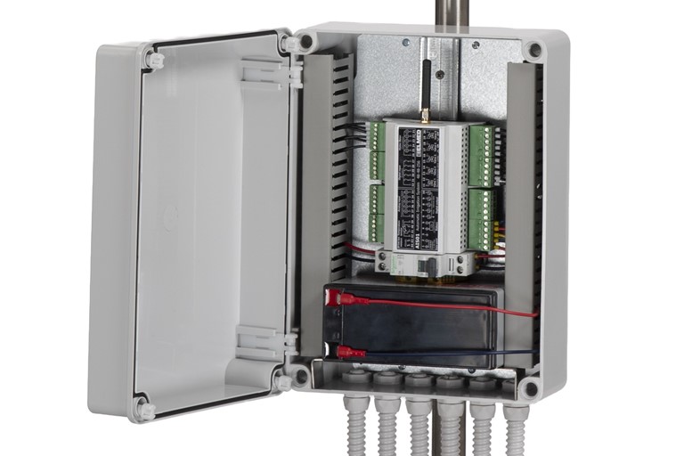 AIS01 in Sendestation verbaut - inklusive Solarpanel